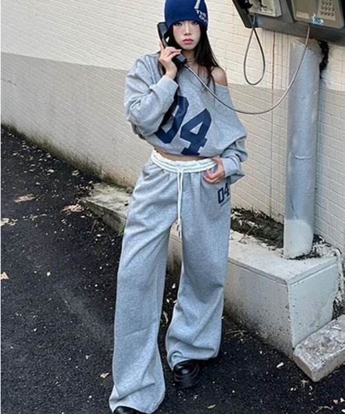 SHEPP（シープ）の「【26年秋冬新作】ビッグロゴ オフショル トップス×バイカラーウエスト ワイドスウェットパンツ セットアップ（スウェット・レディース・グレー・M/L）」の8枚目の写真