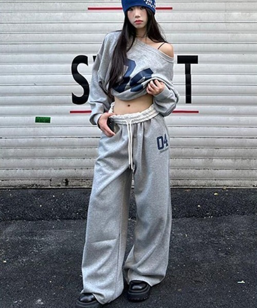 SHEPP（シープ）の「【26年秋冬新作】ビッグロゴ オフショル トップス×バイカラーウエスト ワイドスウェットパンツ セットアップ（スウェット・レディース・グレー・M/L）」の11枚目の写真