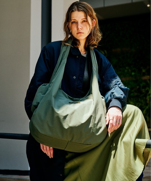 WILD THINGS（ワイルドシングス）の「大容量25L【WILD THINGS】MONSTER SHOULDER リップストップナイロン 大型ショルダーバッグ（ショルダーバッグ・レディース・ブラック/ベージュ/カーキ・ONE SIZE）」の13枚目の写真