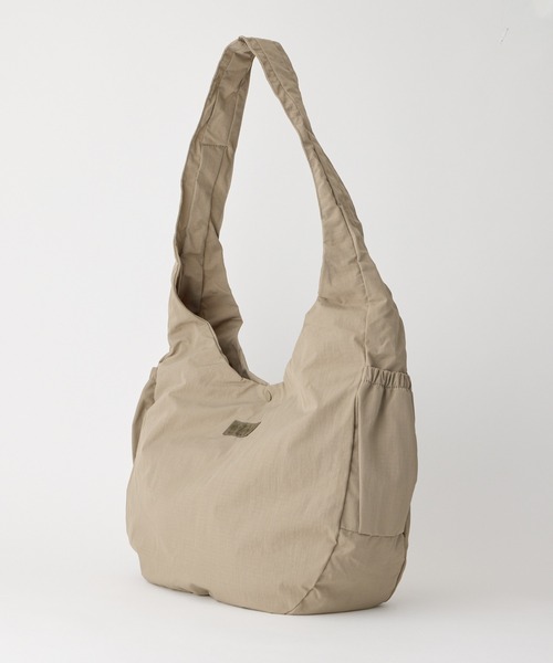 WILD THINGS（ワイルドシングス）の「大容量25L【WILD THINGS】MONSTER SHOULDER リップストップナイロン 大型ショルダーバッグ（ショルダーバッグ・レディース・ブラック/ベージュ/カーキ・ONE SIZE）」の15枚目の写真