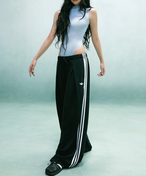 adidas(アディダス)の「【adidas Originals by JENNIE】ワイドパンツ / プリーツ トラックパンツ / アディダスオリジナルス adidas Originals(その他パンツ・レディース・ベージュ/ブラック・M)」の1枚目の写真