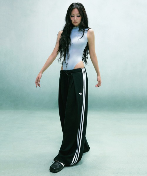 adidas(アディダス)の「【adidas Originals by JENNIE】ワイドパンツ / プリーツ トラックパンツ / アディダスオリジナルス adidas Originals(その他パンツ・レディース・ベージュ/ブラック・M)」の3枚目の写真