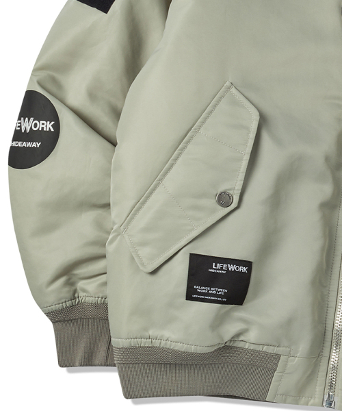 LIFE WORK（ライフワーク）の「ユニセックス) MA-1ジャケット Wワッペン フード flightジャケット（ブルゾン・メンズ・グレー/ブラック・MEDIUM/LARGE/X-LARGE/SMALL）」の6枚目の写真