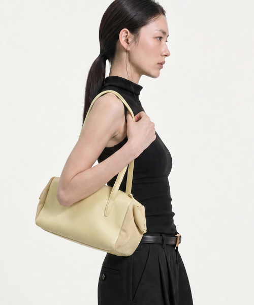 LOOKAST（ルックキャスト）の「フェイレザーショルダーバッグ / FAYE LEATHER SHOULDER BAG_2colors（ショルダーバッグ・レディース・ブラック/ライトイエロー・ONE SIZE）」の5枚目の写真