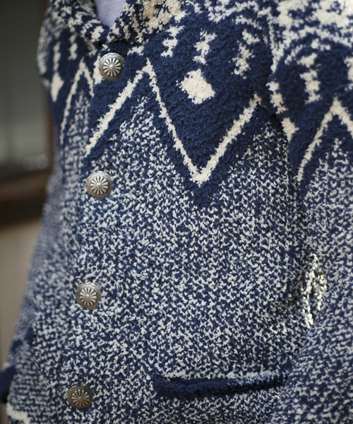 Denime（ドゥニーム）の「オルテガ柄ショールカラーカーディガン（カーディガン/ボレロ・メンズ・ブルー系その他/ブラック系その他/ベージュ系その他・MEDIUM/LARGE/X-LARGE）」の8枚目の写真