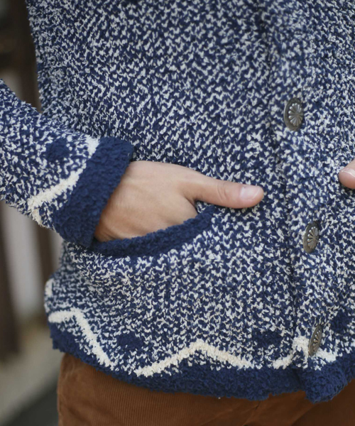 Denime（ドゥニーム）の「オルテガ柄ショールカラーカーディガン（カーディガン/ボレロ・メンズ・ブルー系その他/ブラック系その他/ベージュ系その他・MEDIUM/LARGE/X-LARGE）」の9枚目の写真
