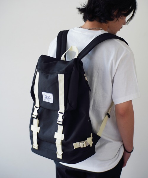 PRODUCTY WARRANTY（プロダクティワランティ）の「【 PRODUCTY WARRANTY 】 プロダクティー ダブルバックル フラップ バックパック（バックパック/リュック・レディース・ブラック/グレー/ブラック×ホワイト/ホワイト系その他/ブラック系その他/グレー系その他/グリーン系その他/ブルー系その他/チャコール/ブラック系その他2/ブラック系その他3/ブルー系その他2/オリーブ/サックスブルー/レッド/ブラック系その他4/チャコールグレー/ベージュ・FREE）」の4枚目の写真