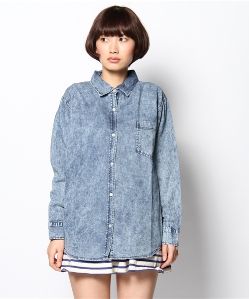 WEGO(ウィゴー)の「WEGO/BIGデニムシャツ(シャツ/ブラウス・レディース・ダークインディゴブルー・FREE)」の2枚目の写真