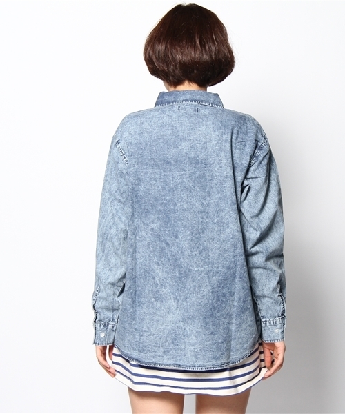 WEGO(ウィゴー)の「WEGO/BIGデニムシャツ(シャツ/ブラウス・レディース・ダークインディゴブルー・FREE)」の4枚目の写真
