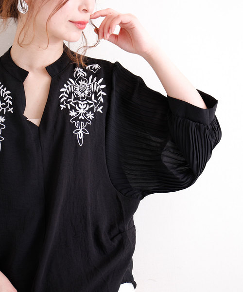 Sawa a la mode（サワアラモード）の「刺繍柄スキッパー襟と袖コンシャスシャツ（シャツ/ブラウス）」 - WEAR