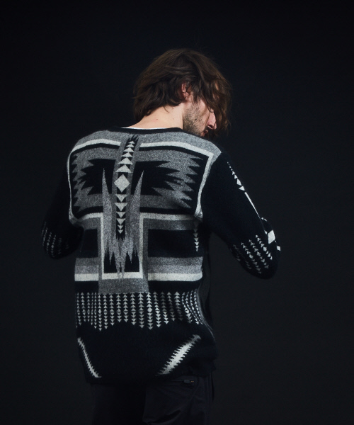 5351 POUR LES HOMMES(ゴーサンゴーイチプールオム)の「ネイティブグラデーションジャガードニット(ニット/セーター・メンズ・ブラック・44/46/48/50)」の1枚目の写真