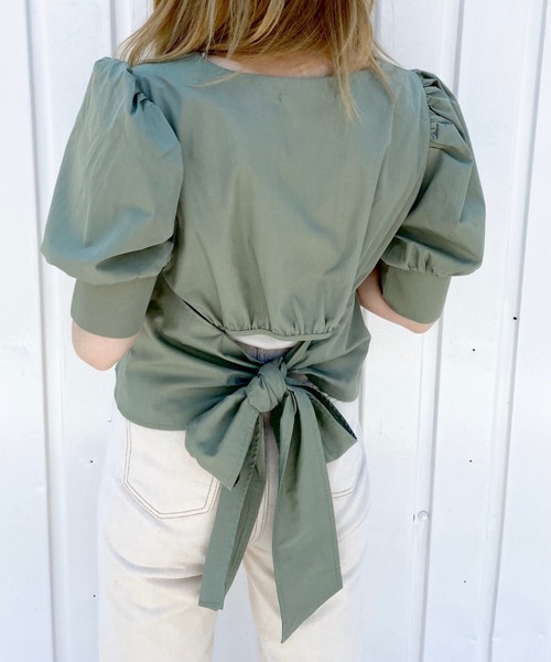 archives(アルシーヴ)の「バックリボンボリューム袖ブラウス(シャツ/ブラウス・レディース・オフホワイト/ベージュ/グリーン・MEDIUM)」の3枚目の写真