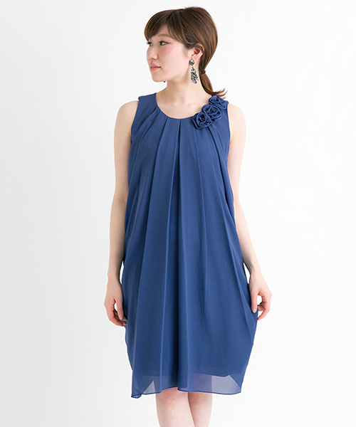 URBAN RESEARCH（アーバンリサーチ）の「UR COUTURE MAISON ショルダーフラワーワンピース（ドレス・レディース・ピンク/ブルー/ネイビー・38）」の3枚目の写真