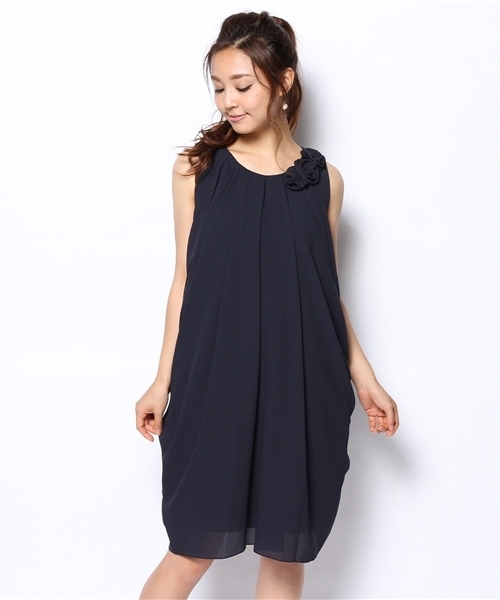 URBAN RESEARCH（アーバンリサーチ）の「UR COUTURE MAISON ショルダーフラワーワンピース（ドレス・レディース・ピンク/ブルー/ネイビー・38）」の2枚目の写真