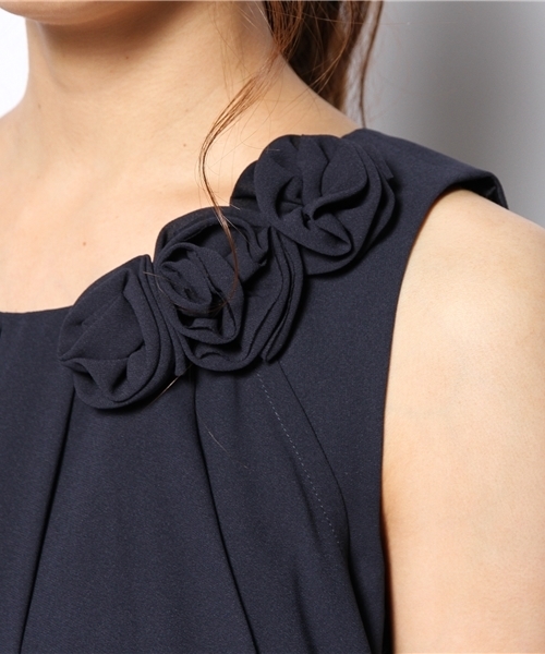 URBAN RESEARCH（アーバンリサーチ）の「UR COUTURE MAISON ショルダーフラワーワンピース（ドレス・レディース・ピンク/ブルー/ネイビー・38）」の10枚目の写真