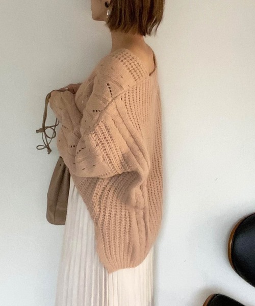 muure（ミュール）の「Vネックケーブル編みニット（ニット/セーター・レディース・ベージュ/ブラウン/アイボリー・FREE）」の2枚目の写真