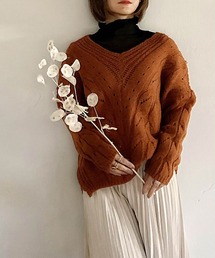 Vネックケーブル編みニット