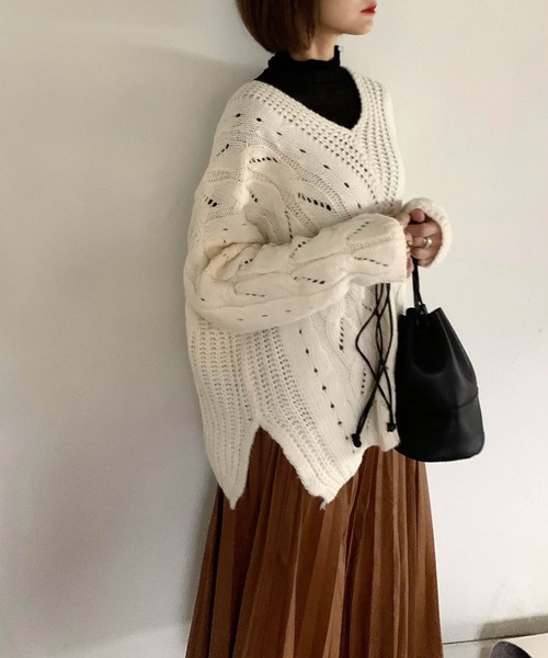 muure（ミュール）の「Vネックケーブル編みニット（ニット/セーター・レディース・ベージュ/ブラウン/アイボリー・FREE）」の3枚目の写真