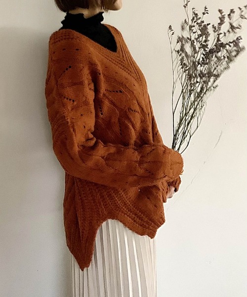 muure（ミュール）の「Vネックケーブル編みニット（ニット/セーター・レディース・ベージュ/ブラウン/アイボリー・FREE）」の4枚目の写真