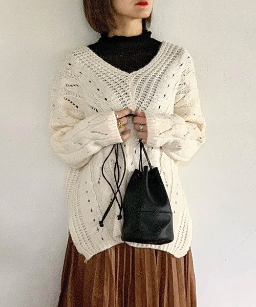 muure（ミュール）の「Vネックケーブル編みニット（ニット/セーター・レディース・ベージュ/ブラウン/アイボリー・FREE）」の5枚目の写真