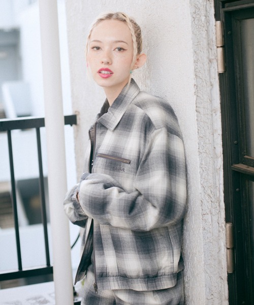 X-girl（エックスガール）の「OMBRE PLAID JACKET（ブルゾン・レディース・ブラック/ブラウン・S/M）」の2枚目の写真