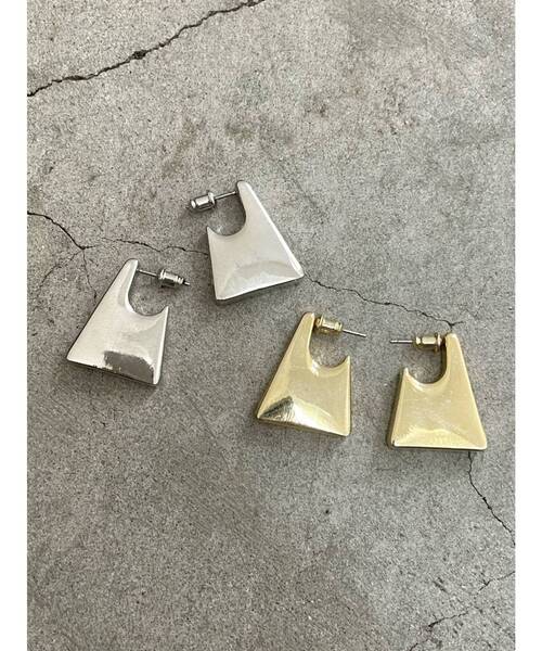 EMODA（エモダ）の「TANK EDGEピアス（ピアス（両耳用）・レディース・シルバー/ゴールド・FREE）」の3枚目の写真