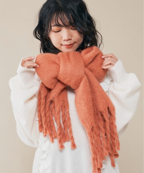 MERLOT(メルロー)の「もこもこマフラー(マフラー・レディース・ブラック/アイボリー/オレンジ/グリーン・FREE)」の4枚目の写真