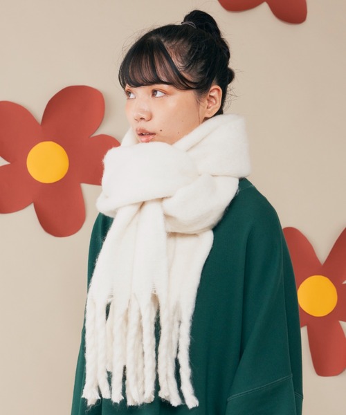 MERLOT(メルロー)の「もこもこマフラー(マフラー・レディース・ブラック/アイボリー/オレンジ/グリーン・FREE)」の2枚目の写真