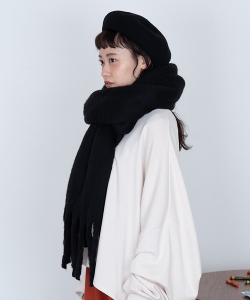 MERLOT(メルロー)の「もこもこマフラー(マフラー・レディース・ブラック/アイボリー/オレンジ/グリーン・FREE)」の5枚目の写真