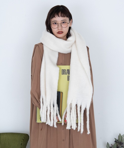 MERLOT(メルロー)の「もこもこマフラー(マフラー・レディース・ブラック/アイボリー/オレンジ/グリーン・FREE)」の11枚目の写真