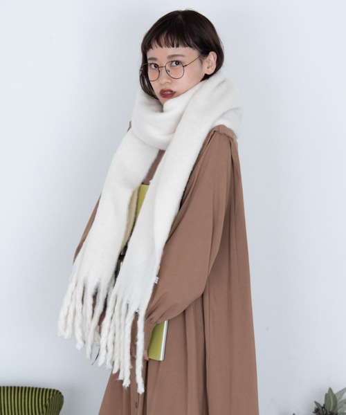 MERLOT(メルロー)の「もこもこマフラー(マフラー・レディース・ブラック/アイボリー/オレンジ/グリーン・FREE)」の8枚目の写真