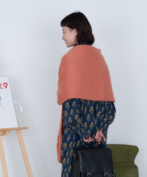 MERLOT(メルロー)の「もこもこマフラー(マフラー・レディース・ブラック/アイボリー/オレンジ/グリーン・FREE)」の7枚目の写真