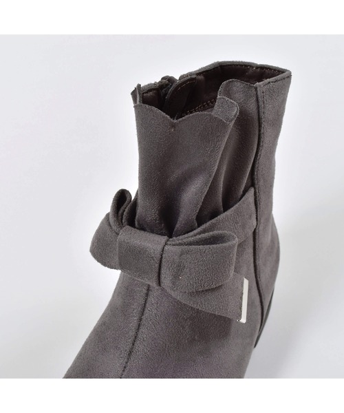BeBe（ベベ）の「BeBe/スウェードスカラップリボンギャザーショートブーツ(16~21cm)（ブーツ・キッズ・ブラウン/グレー・18/16/20/17/19/21）」の6枚目の写真