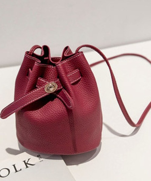 DAY CLOSET(デイ クローゼット)の「ころんと可愛いきれいめ巾着ショルダーバッグ(ショルダーバッグ・レディース・ブラック/ブラウン/レッド/グリーン・ONE SIZE)」の8枚目の写真