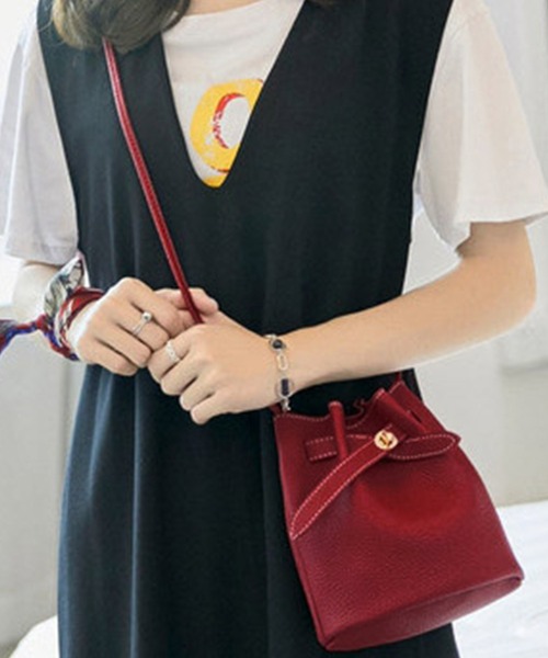 DAY CLOSET(デイ クローゼット)の「ころんと可愛いきれいめ巾着ショルダーバッグ(ショルダーバッグ・レディース・ブラック/ブラウン/レッド/グリーン・ONE SIZE)」の10枚目の写真
