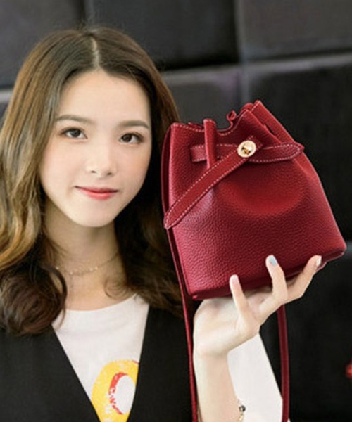 DAY CLOSET(デイ クローゼット)の「ころんと可愛いきれいめ巾着ショルダーバッグ(ショルダーバッグ・レディース・ブラック/ブラウン/レッド/グリーン・ONE SIZE)」の11枚目の写真