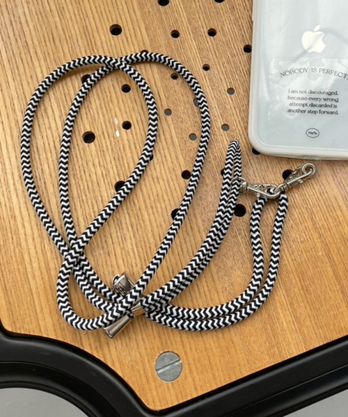 Me%(ミィパーセント)の「カラーロープモバイルストラップ(スマホグッズ・レディース・ブラック/ベージュ系その他/グリーン/ピンク/グレー/オフホワイト/エンジ/チャコールグレー/ベージュ/ブラウン/アイボリー/オレンジ/ブルー/その他1/パープル/ピンク系その他/ピンク系その他2/ブラック系その他・FREE)」の4枚目の写真