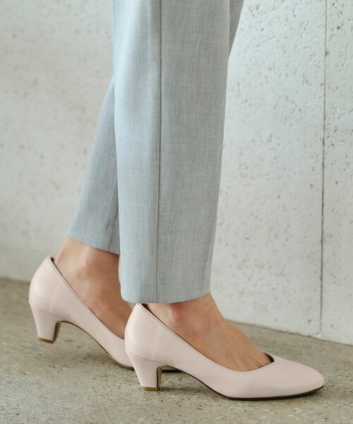 grove（グローブ）の「【ふわっと心地よい足入れ】やわここち（R）Vカットパンプス（日本製）（パンプス・レディース・ブラック/ベージュ系その他7/ブラック系3/ダークブラウン系7/ブルー系7/ライトベージュ/ピンク系その他/チャコール/ブラック系6/オフホワイト・50/10/40/35/45/30/25/15 /20/55）」の2枚目の写真