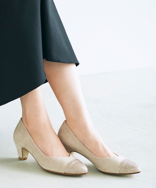 grove（グローブ）の「【ふわっと心地よい足入れ】やわここち（R）Vカットパンプス（日本製）（パンプス・レディース・ブラック/ベージュ系その他7/ブラック系3/ダークブラウン系7/ブルー系7/ライトベージュ/ピンク系その他/チャコール/ブラック系6/オフホワイト・50/10/40/35/45/30/25/15 /20/55）」の8枚目の写真