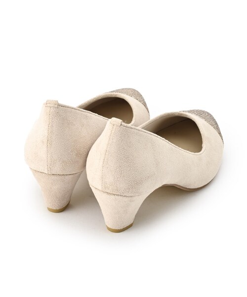 grove（グローブ）の「【ふわっと心地よい足入れ】やわここち（R）Vカットパンプス（日本製）（パンプス・レディース・ブラック/ベージュ系その他7/ブラック系3/ダークブラウン系7/ブルー系7/ライトベージュ/ピンク系その他/チャコール/ブラック系6/オフホワイト・50/10/40/35/45/30/25/15 /20/55）」の14枚目の写真