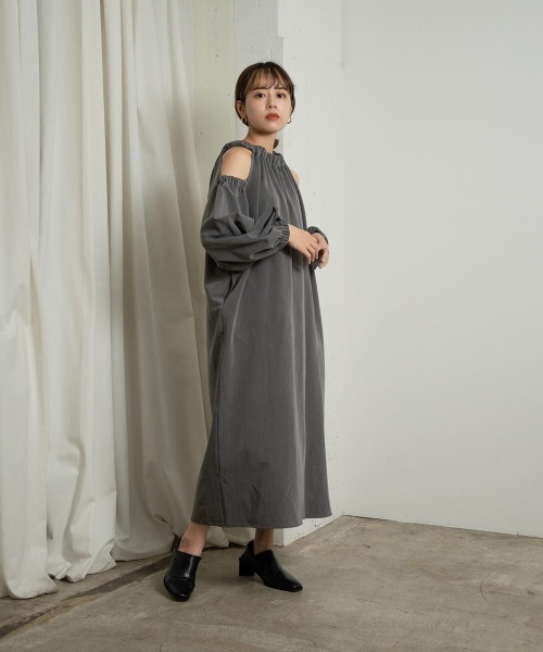 ワンピース Amiur open shoulder belle ops Amiur（エミレ）の「open shoulder belle ops（ワンピース