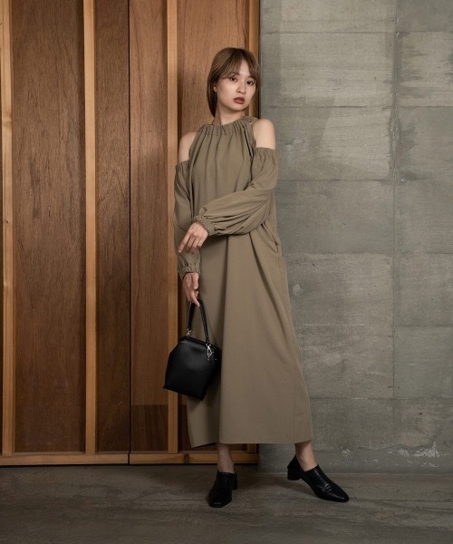 ワンピース Amiur open shoulder belle ops Amiur（エミレ）の「open shoulder belle ops（ワンピース