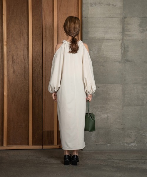 ワンピース Amiur open shoulder belle ops Amiur（エミレ）の「open shoulder belle ops（ワンピース