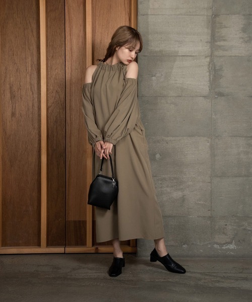 ワンピース Amiur open shoulder belle ops Amiur（エミレ）の「open shoulder belle ops（ワンピース