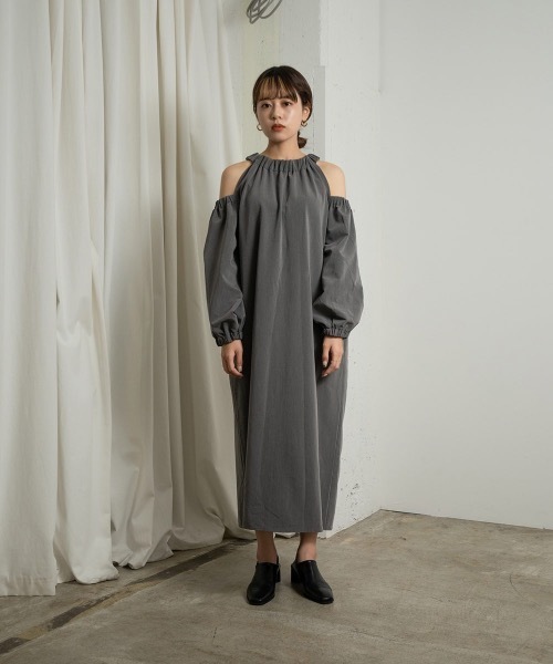 ワンピース Amiur open shoulder belle ops Amiur（エミレ）の「open shoulder belle ops（ワンピース
