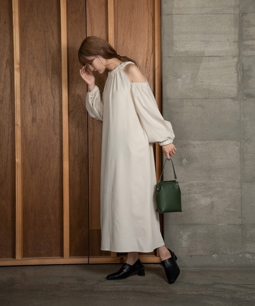 ワンピース Amiur open shoulder belle ops Amiur（エミレ）の「open shoulder belle ops（ワンピース