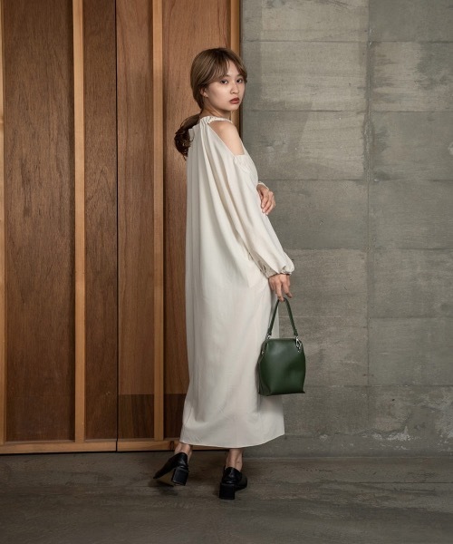 ワンピース Amiur open shoulder belle ops Amiur（エミレ）の「open shoulder belle ops（ワンピース