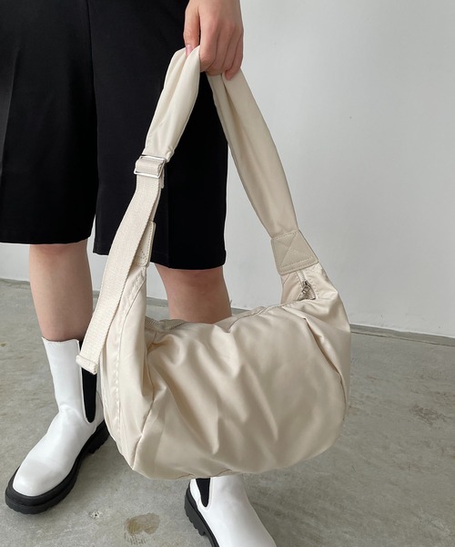 210nouve（トゥージュヌーブ）の「ナイロンカラーショルダーバッグ（ショルダーバッグ・レディース・ホワイト/ブラック/グリーン/ベージュ/ピンク・FREE）」の2枚目の写真