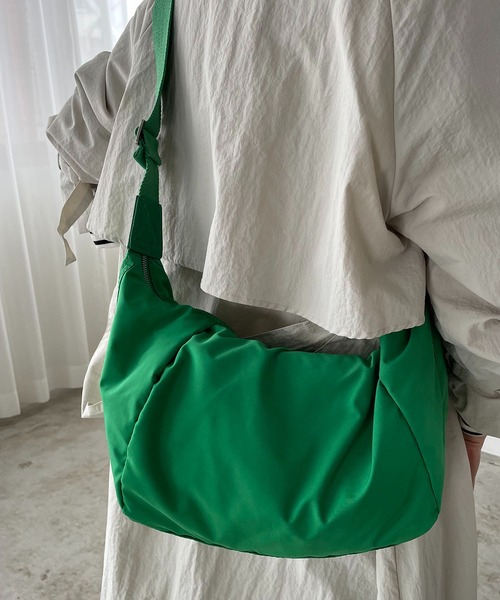 210nouve（トゥージュヌーブ）の「ナイロンカラーショルダーバッグ（ショルダーバッグ・レディース・ホワイト/ブラック/グリーン/ベージュ/ピンク・FREE）」の4枚目の写真