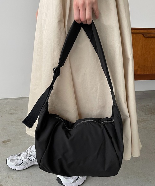 210nouve（トゥージュヌーブ）の「ナイロンカラーショルダーバッグ（ショルダーバッグ・レディース・ホワイト/ブラック/グリーン/ベージュ/ピンク・FREE）」の3枚目の写真